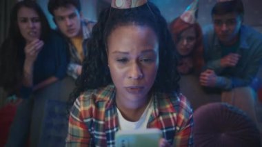 Parti şapkalı bir grup genç, Afrikalı Amerikalı arkadaşlarını telefonunda oyun oynarken izliyor. Kız kaybeder ve üzülür, arkadaşları onu neşelendirir. Çeşitli oyunlar ve