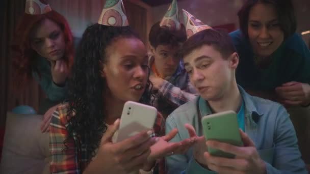 Grupa Młodych Ludzi Świątecznych Kapeluszach Bawi Się Imprezie Domowej Afroamerykanka — Wideo stockowe