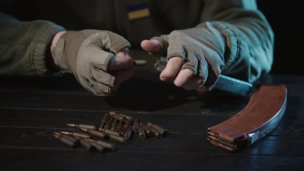 一名乌克兰军人的男性手将装有弹药筒的Kalashnikov突击步枪弹药库装上了膛 乌克兰战争 俄罗斯侵略和对乌克兰的军事侵略 — 图库视频影像
