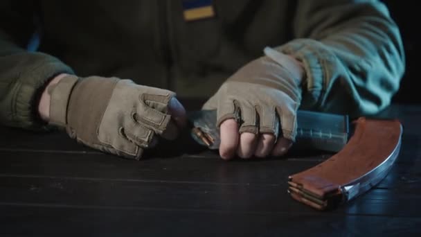Soldat Avec Drapeau Bleu Jaune Ukrainien Sur Poitrine Décharge Chargeur — Video