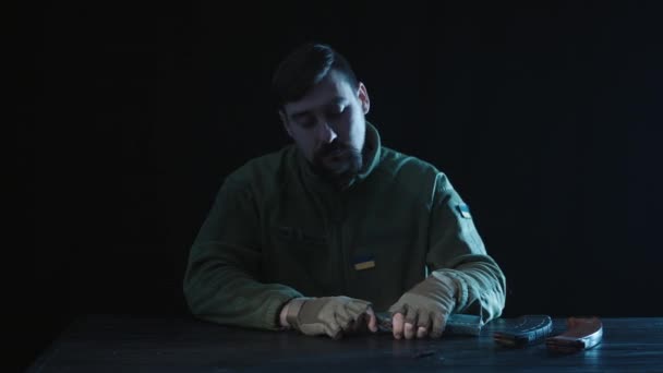 Voják Ukrajinskou Vlajkou Hrudi Vyloží Zásobník Kalašnikovskou Útočnou Puškou Muž — Stock video