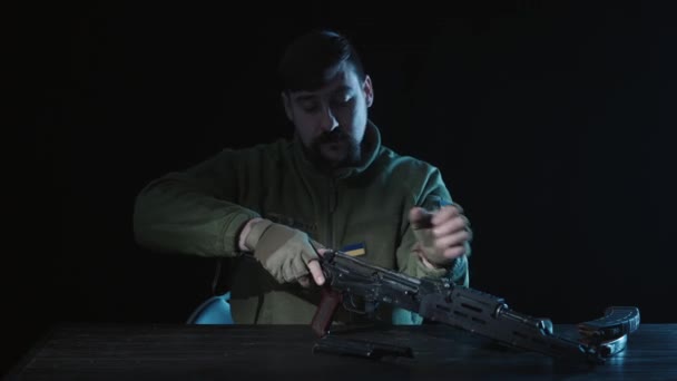 Ukrainian Soldier Disassembles Kalashnikov Assault Rifle Close Ukrainian Soldier Sitting — Stock Video