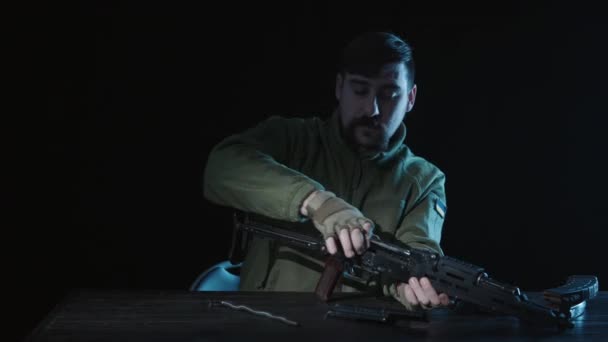 Soldado Ucraniano Recolhe Todos Detalhes Rifle Assalto Kalashnikov Verifica Gatilho — Vídeo de Stock