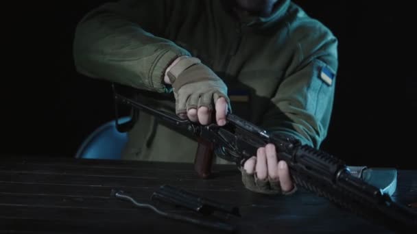 Sentado Uma Mesa Madeira Soldado Ucraniano Recolhe Todos Detalhes Rifle — Vídeo de Stock