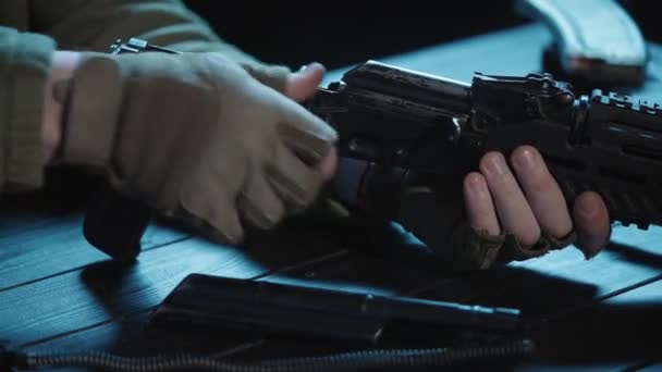Practicing Skills Weapons Mens Hands Disassemble Kalashnikov Assault Rifle Parts — Stock Video