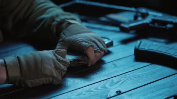 Ένας Στρατιώτης Ξεφορτώνει Ένα Όπλο Καλάσνικοφ Κοντινό Πλάνο Των Χεριών — Αρχείο Βίντεο