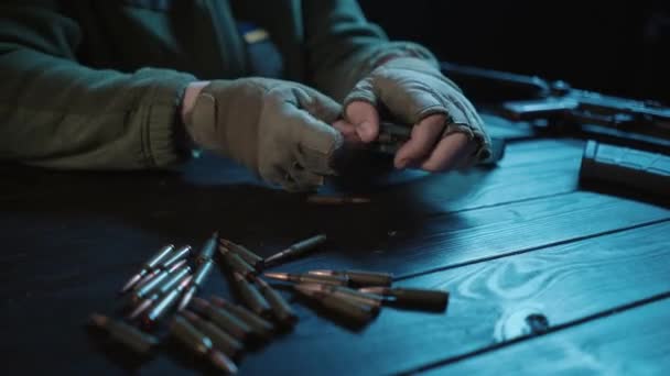 Πυρομαχικά Για Τουφέκι Καλάσνικοφ Γεμιστήρα Ξύλινο Τραπέζι Αρσενικά Χέρια Φορτώνουν — Αρχείο Βίντεο
