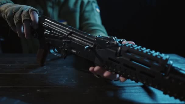 우크라이나 병사의 칼라쉬니 돌격소총을 해체중이다 돌격소총의 사항은 탁자에 가까이 훈련이요 — 비디오