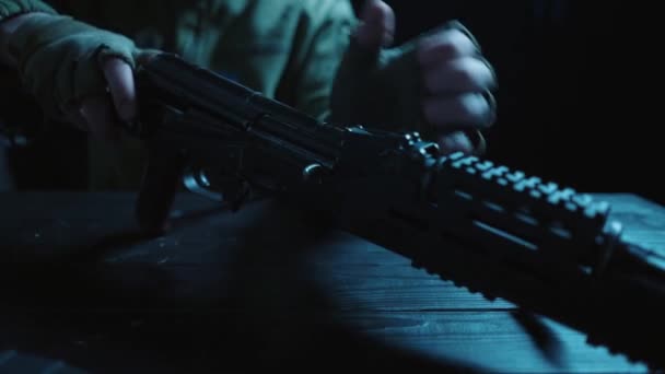 Male Hands Ukrainian Soldier Dismantling Kalashnikov Assault Rifle Details Kalashnikov — Stock Video