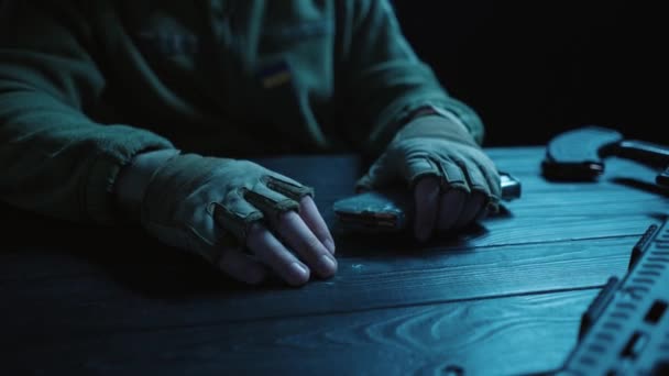 Ένας Στρατιώτης Ξεφορτώνει Ένα Όπλο Καλάσνικοφ Κοντινό Πλάνο Των Χεριών — Αρχείο Βίντεο