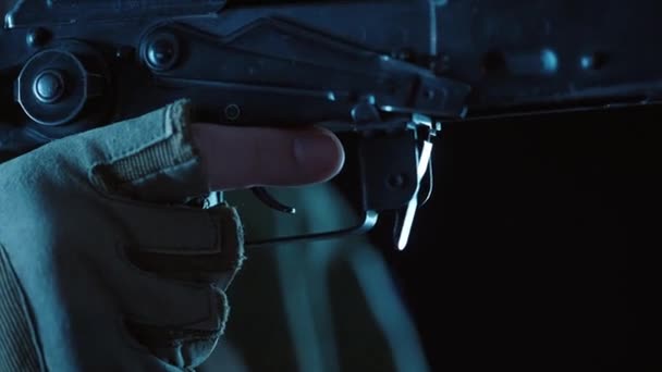 Close Van Een Kalashnikov Aanvalsgeweer Handen Van Een Soldaat Mannelijke — Stockvideo