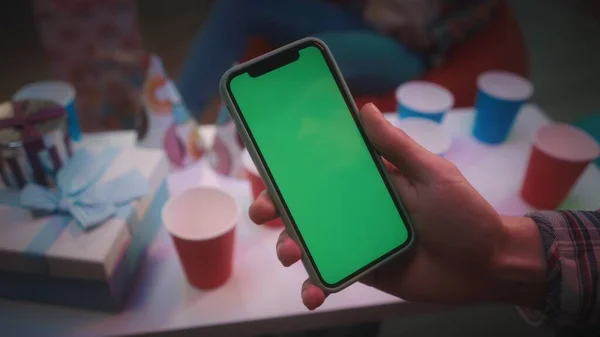 Gros Plan Une Main Homme Tenant Smartphone Avec Écran Vert — Photo