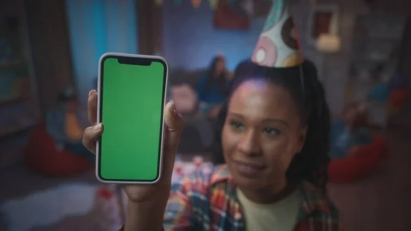 Afroamerikanerin Mit Festlichem Hut Zeigt Ein Telefon Mit Grünem Bildschirm — Stockfoto