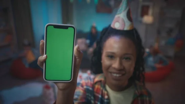 Afro Américaine Dans Chapeau Fête Montre Téléphone Avec Écran Vert — Photo