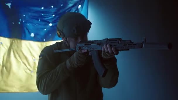 Soldado Ucraniano Com Fuzil Assalto Kalashnikov Contra Pano Fundo Uma — Vídeo de Stock