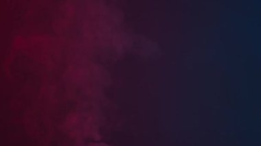 Siyah arka plana doğru yükselen bir duman sütunu. Renkli duman. Pembe ve mavi neon ışıkta gerçekçi sis