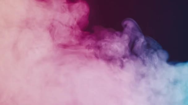 Luz Néon Rosa Azul Transforma Fumaça Branca Espessa Nuvens Místicas — Vídeo de Stock