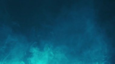 Renkli neon ışıkta soyut atmosferik duman. Siyah arka planda renkli duman, nargile, tütün, araba dumanı, fotoğraf çekimi veya başka bir atmosfer yaratmak için uygun.