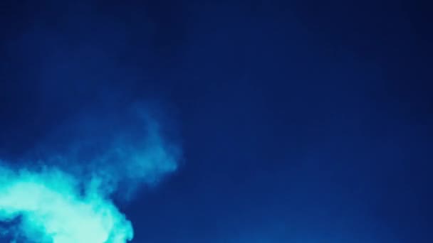 Sbuffi Caotici Fumo Sfondo Nero Luci Neon Lampeggianti Multicolori Dipingono — Video Stock