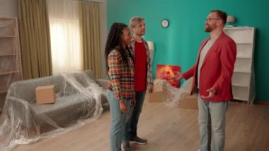 Bir emlakçı genç bir çifte dairenin faydalarından bahseder. Emlakçıyla tokalaşan bir çift, bir anlaşmayı kutluyor. Bir emlakçıyla Afrikalı bir Amerikalı arasındaki tokalaşmayı bitir.