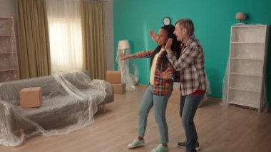 Bir adam bir hediyeyle kadınını şaşırttı. Afro-Amerikalı kadınların gözlerini kapatarak, adam onu mobilyaları olan yeni bir daireye götürdü. Kız çok sevindi, haykırışlarla. Aile.