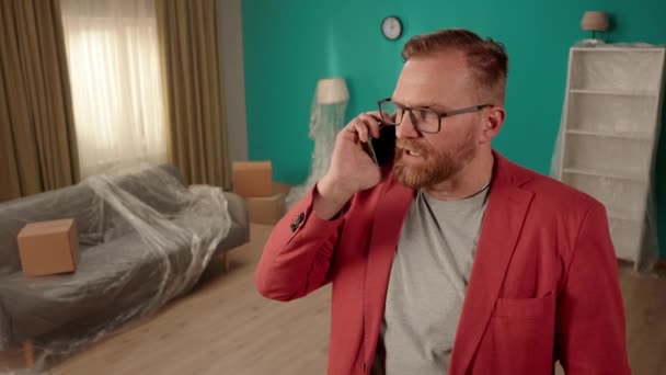 Agent Immobilier Dans Salon Parle Téléphone Dans Ennui Homme Essaie — Video