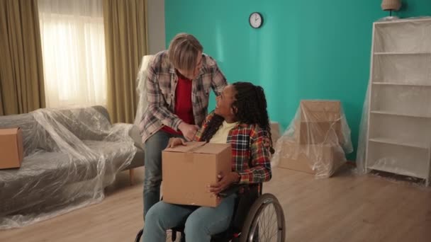 Пара Переезжает Новую Квартиру Парень Приводит Афроамериканку Инвалидной Коляске Квартиру — стоковое видео