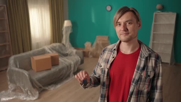 Huiseigenaar Portret Van Een Jonge Europese Man Met Sleutels Van — Stockvideo