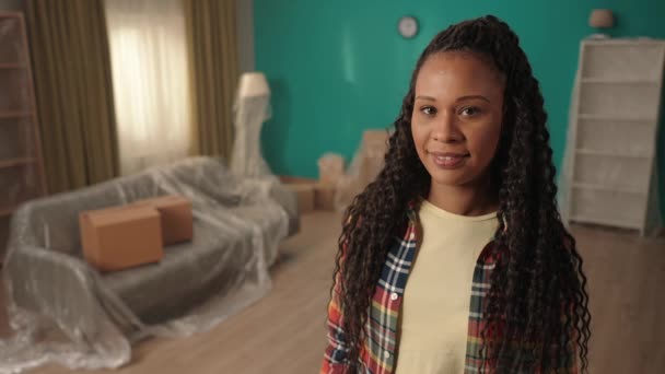 Ιδιοκτήτης Πορτρέτο Μιας Αφρο Αμερικανίδας Ένα Νέο Διαμέρισμα Έπιπλα Καλύμματα — Αρχείο Βίντεο