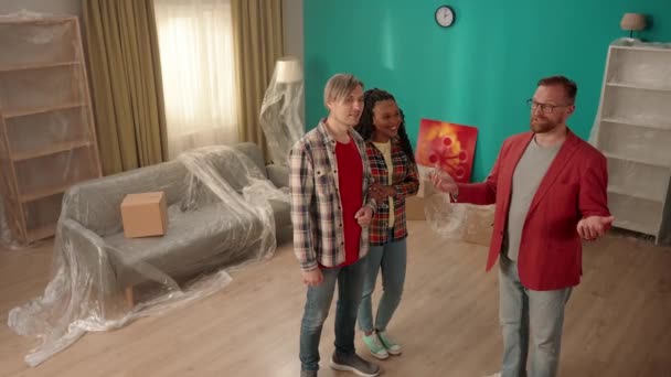 Ein Immobilienmakler Zeigt Einem Ehepaar Eine Wohnung Spricht Über Ihre — Stockvideo