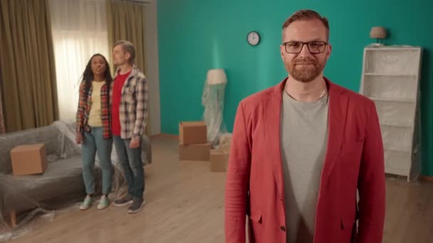 Agent Nieruchomości Pokazuje Klucz Mieszkania Podnosi Kciuki Portret Mężczyzny Czerwonej — Wideo stockowe