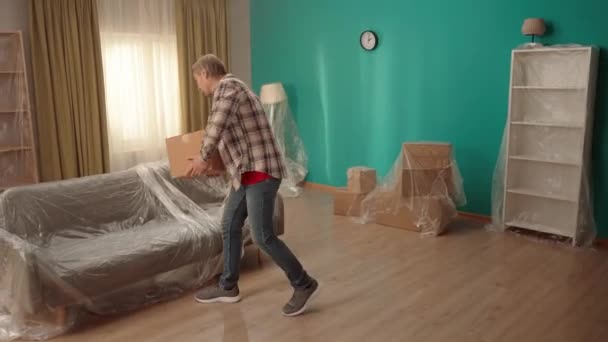 Blondyn Europy Przynosi Kartonowe Pudełko Salonu Mężczyzna Koszuli Kratę Dżinsach — Wideo stockowe