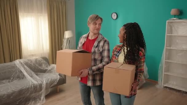 Jong Stel Met Kartonnen Dozen Hun Handen Een Nieuw Appartement — Stockvideo