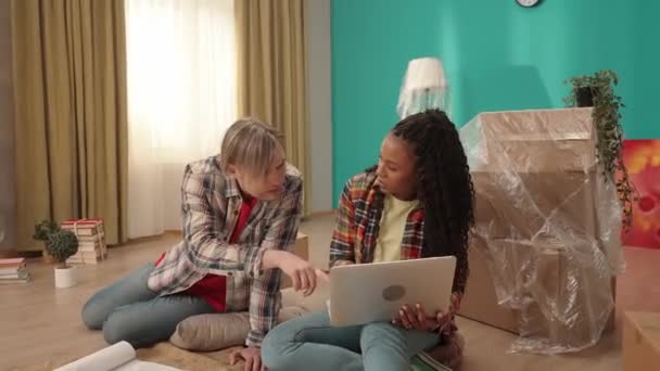 Young Couple Sits Floor Surrounded Unpacked Cardboard Boxes Living Room — Stock Video