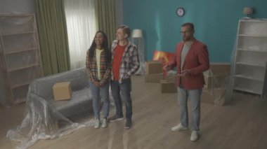 Bir emlakçı potansiyel alıcılara bir daire gösteriyor. Emlakçı onun tüm avantajlarını gösteriyor, genç çift onaylamak için başını sallıyor, bir adam onaylıyor. Yeni bir daireye taşınıyorum.