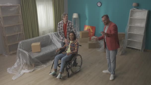 Homem Com Uma Mulher Afro Americana Numa Cadeira Rodas Inspecciona — Vídeo de Stock