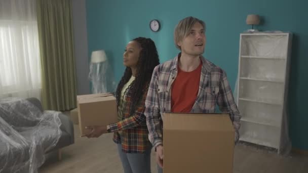 Para Kartonowymi Pudłami Rękach Nowym Mieszkaniu Mężczyzna Afroamerykanka Przeprowadzają Się — Wideo stockowe
