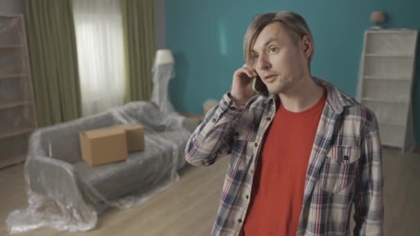 Mannen Som Står Vardagsrummet Svär Telefonen Porträtt Blond Man Känslomässigt — Stockvideo