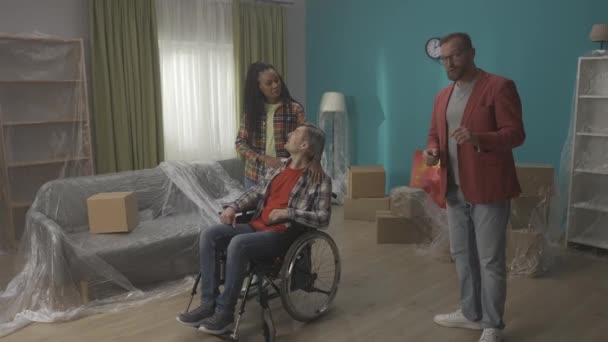 Афроамериканка Мужчиной Инвалидном Кресле Осматривает Квартиру Покупки Риэлтор Показывает Квартиру — стоковое видео
