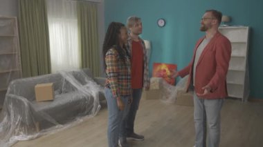 Bir emlakçı genç bir çifte dairenin faydalarından bahseder. Emlakçıyla tokalaşan bir çift, bir anlaşmayı kutluyor. Bir emlakçıyla Afrikalı bir Amerikalı arasındaki tokalaşmayı bitir.