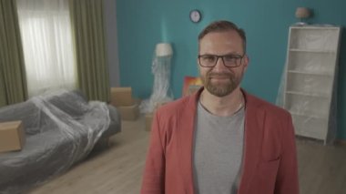 Mutlu ev sahibi, emlakçı, yeni dairenin anahtarını elinde tutan iş adamı, daire satmak ve iyi niyet göstermek. Yakından bir adamın portresi. İpotekli konut öneren bir adam,