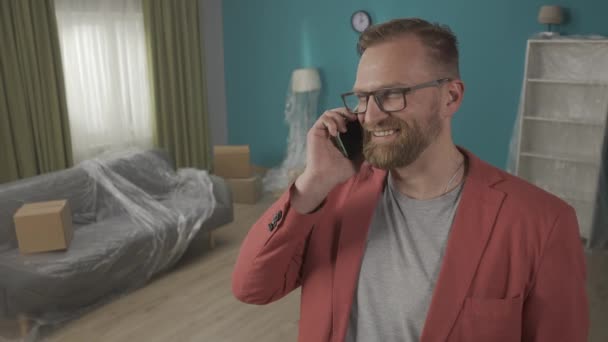Sebevědomý Realitní Makléř Stojící Novém Bytě Mluví Telefonu Potenciálními Klienty — Stock video