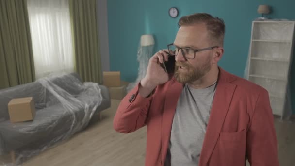 Fastighetsmäklaren Vardagsrummet Pratar Telefon Irriterande Mannen Försöker Förklara För Samtalspartnern — Stockvideo