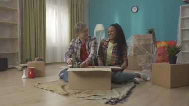 Genç bir adam ve Afro-Amerikalı bir kadın kutuları açıyor. Çift bir vazo, bir oyuncak ayı çıkarıyor ve anılarıyla mutlu oluyorlar. Aile ya taşınır ya da yeni bir daireye yerleşir. Ağır çekim. HDR