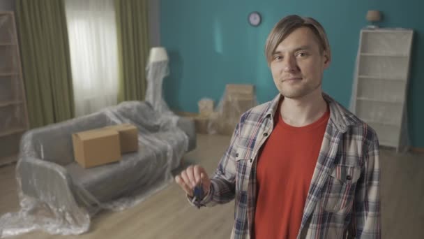 Husägare Porträtt Ung Europé Hane Med Nycklarna Till Lägenheten Närbild — Stockvideo