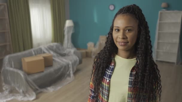 Właściciel Domu Portret Afroamerykanki Nowym Mieszkaniu Meblami Przykrywkach Bliska Kobieta — Wideo stockowe