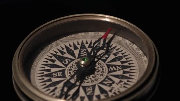 Compass Săgeată Roșie Care Indică Direcția Fundal Negru Conceptul Călătorie — Videoclip de stoc