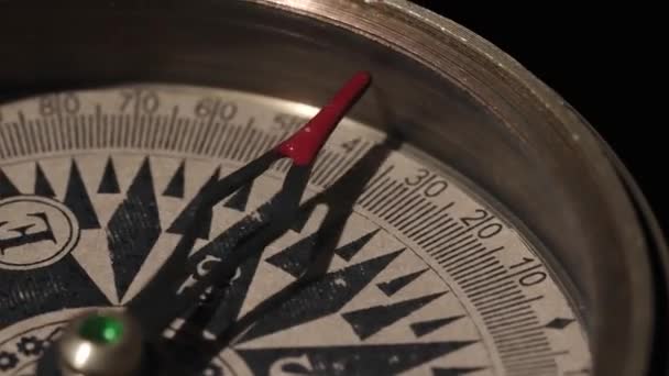 Rotující Vintage Kompas Zblízka Černém Pozadí Koncept Cestování Dobrodružství Expedice — Stock video