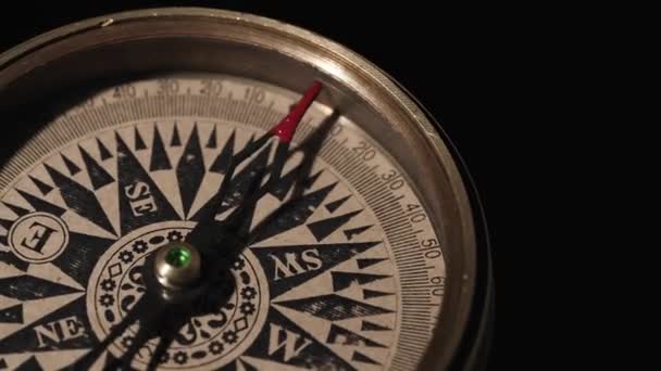 Kompas Obracającą Się Strzałką Czarnym Tle Kompas Wskazuje Północ Sprzęt — Wideo stockowe