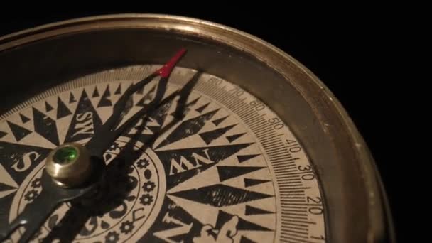 Reseplaneringskoncept Vintage Magnetisk Kompass Med Roterande Pil Närbild Svart Bakgrund — Stockvideo